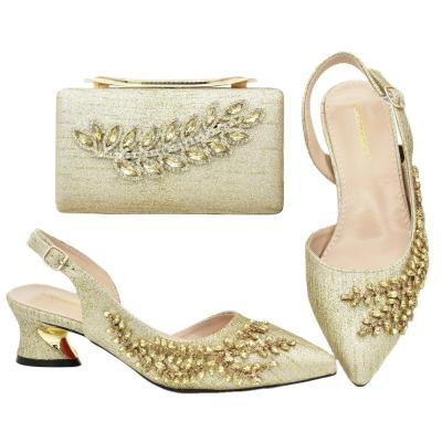 China Supoo de buena calidad de oro zapatos italianos de dama bolsas de juego de bodas africanas zapatos de tacón bajo en venta