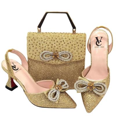 China Zapatos de mujer de oro italianos con bolsas de juego zapatos de tacón alto africanos para bodas / fiestas en venta