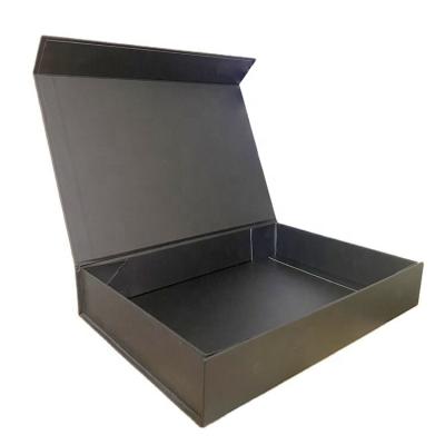 China Recyclable Custom Luxury Paper Garment Magnetic Closure Cardboard Closure Black Gift Packaging Box for sale