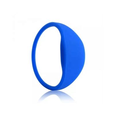 China Wholesale Custom Programmable Waterproof/Waterproof Rfid Silicone Passive Wristband Logo Smart Wristbands Soft Silicone for sale