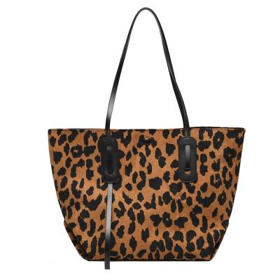 China Fancy Personalized Weekender Tote Bag Fashion Beach Big Large Capacity Leopard Grain Bulk Tote Bag for sale