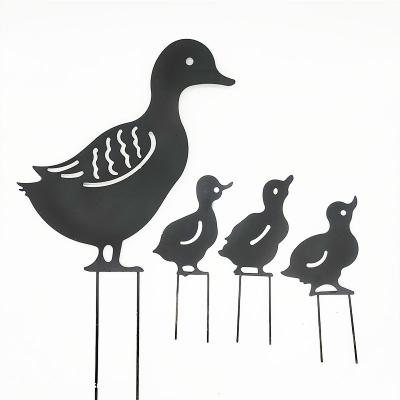 China Lawn Art Decoration Backyard Home Decor Duck Yard Art Metal Chicken Shade Yards Stake Metal Animal Silhouette Drainage for sale