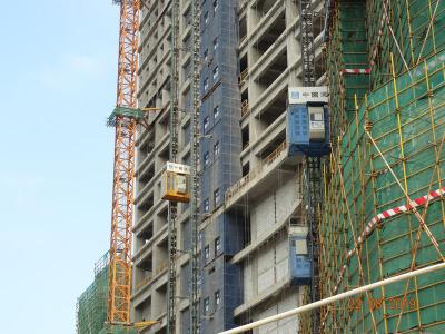 China Galvanisierte Baustelle-Hebemaschine des Zahnstangenritzel-Aufzug-400M zu verkaufen