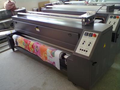 Chine Largeur fonctionnante faite sur commande de la couleur 1800mm de fixation de machine de sublimation de colorant des drapeaux SR1800 à vendre