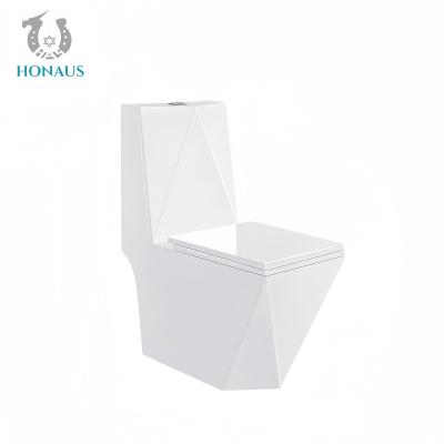 Chine Meilleur bol de toilette en céramique en une seule pièce, taille diamantée, style moderne, couleurs à vendre