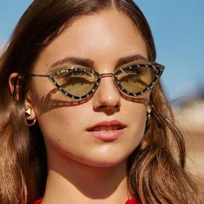 China 15 Years New Design Experience DOISYER 2021 Hand Made Small Diamond Rimless Sunglasses Cat Eye Gold Frame For Women for sale