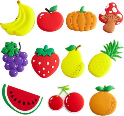 Cina Magneti decorativi impermeabili Magneti frigoriferi in PVC Adesivi con design di frutta carino in vendita