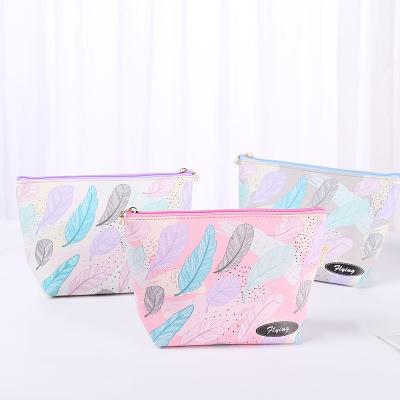 China Fashion Wholesale Feather Printing Logo Makeup Cosmetic Organizer Pouch Handy Custom Travel Zipper Bag for Women and Girls zu verkaufen