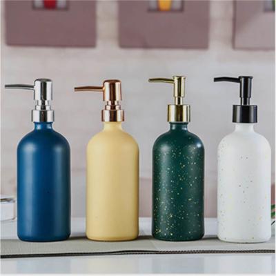 Chine Bouteille en verre antirouille avec la pompe en métal, bouteilles en verre rechargeables Lidded pour le shampooing à vendre