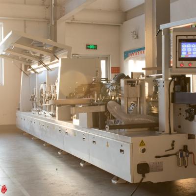 China High Speed Wood Edge Banding Machine Cabinet Making PVC Automatic Edge Trimming Machine en venta