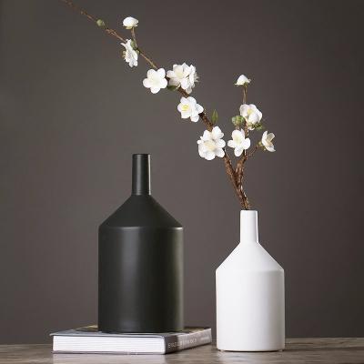 China Home Decorations Ceramic Flower Vases Black Minimalist Porcelain Flower Arrangement Modern Nordic White Minimalist Home Decor for sale