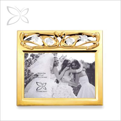 China Metal Crystocraft Gold Plated Wedding Photo Picture Frame Decorated With Brilliant Cut Crystals Couple Swan Wedding Gift for sale