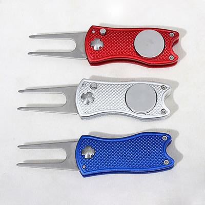 China Used In Golf Sports Golf Customized Switch Blade Ball Markers Digging Tool Retractable Bottle Opener for sale