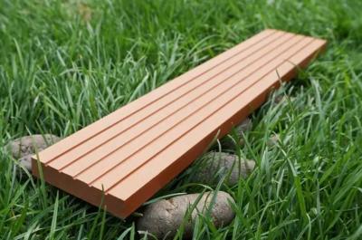 China Decking compuesto de plástico de madera WPC personalizado para decoración de jardines al aire libre en venta