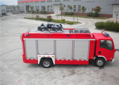 China Masse ISUZU-Fahrgestelle des Verschiffen-3925kg beleuchten Laufwerksart 6705×2200×3210mm des Löschfahrzeug-4x2 zu verkaufen