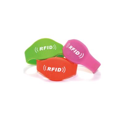 China Free Sample Waterproof Proximity RFID Passive Silicone Wristband / Waterproof Payment Wristband for sale