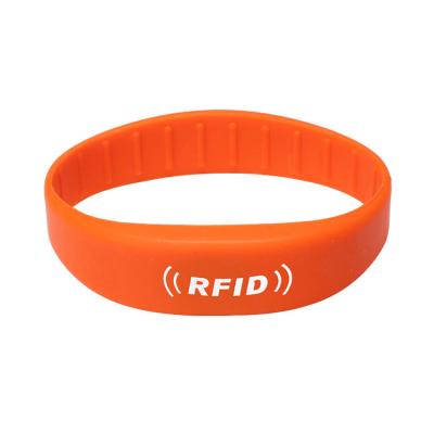 China Free Sample Rewritable Key Wristbands 125KHz Waterproof / Waterproof Adjustable Silicone RFID Wristband for sale