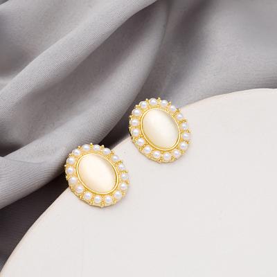 China Latest Design Pearl Shape Oval Women's Retro Elegant Geometric Stud Earrings High Quality Stud Earrings for sale