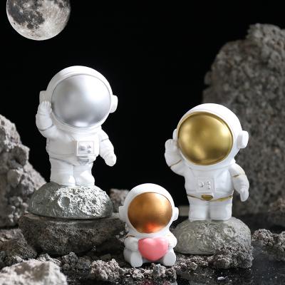 China Hot Selling Desktop Decoration Resin Europe Amazon Astronaut Model Cabinet Room Creative Home Living Room Decoration Resin Crafts for sale