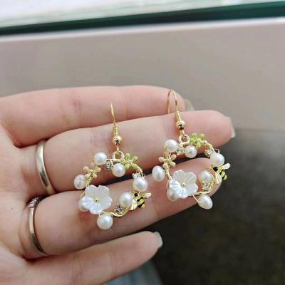 China CLASSIC Summer Style Gold Plated Jewelry Earring Round Shaped Bee Pattern Pearl Freshwater Drop Dangle Earrings for sale