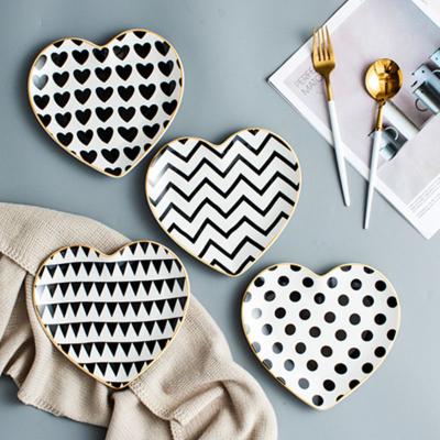 China Trendy Black and White Stain Heart Shape Ceramic Dish Breakfast Dish for Home Decoration Wedding Ring Holder for sale