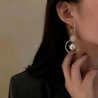 China Fashion Goods 2022 White Women Oversize Earring Women's Bohemian Rhinestone Cutout Pearl Gold Circle Cutout Stones Wedding Jewelry Gift Earrings for sale