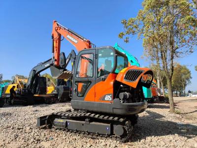 China Excavadora Doosan de alto desempenho e equipada com um poderoso motor e sistema hidráulico à venda