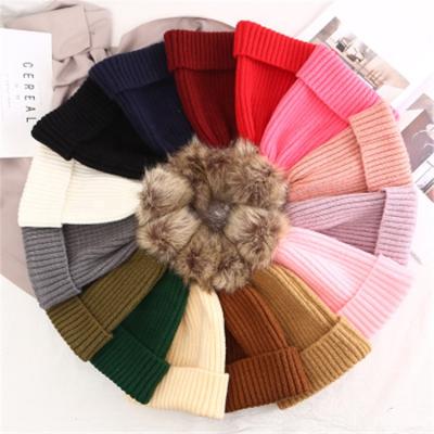 China 2019 COMMON Hot Sale Fashion COMMON Hat Solid Color Women's Custom Winter Keep Warm Knitted Hat With Fur Ball for sale