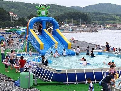 China Heavy Duty Commercial Inflatable Slides For Swimming Pool Use for sale