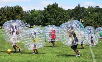 Chine La boule dérangée gonflable de point populaire transparente/a adapté les boules aux besoins du client humaines de hamster à vendre