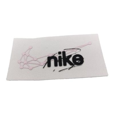 China Sustainable Support Customized Services White Fabric Recycled Sticker Clothing 3D Printed Rubber Label Te koop