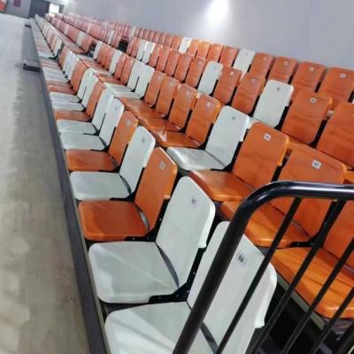 China Color blanco piso montado silla de brazos sistema de asientos de la tribuna retráctil para el gimnasio del estadio y el auditorio en venta