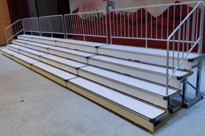 Китай Bleacher портативной переклейки пластиковый телескопичный усаживая с перилами безопасности для хора продается