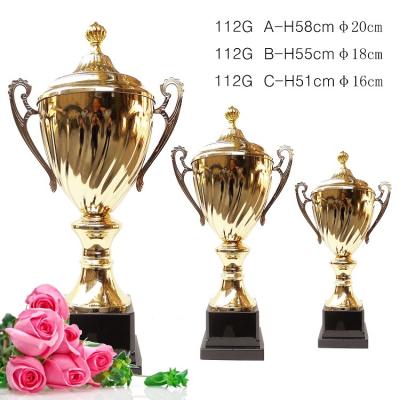 China Custom Europe Logo High Quality Gold Metal Trophy Mug with Wooden Base for sale