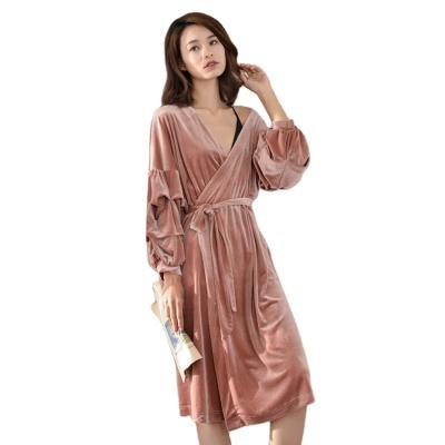 China Hot Selling Pleuche Women Velvet Polyester Nightgown Plushed Comfrotable QUICK DRY Long Bathrobe for sale