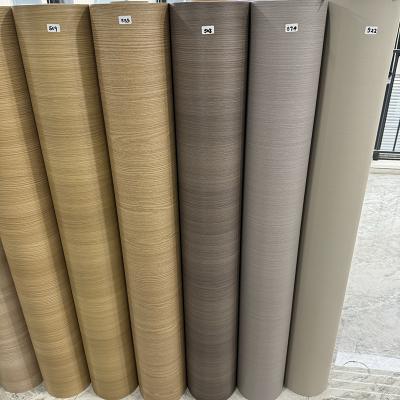 Cina 50 m/rollo Rollo di pellicola autoadesiva per tessitura in legno Colore solido Larghezza 1,22 m in vendita