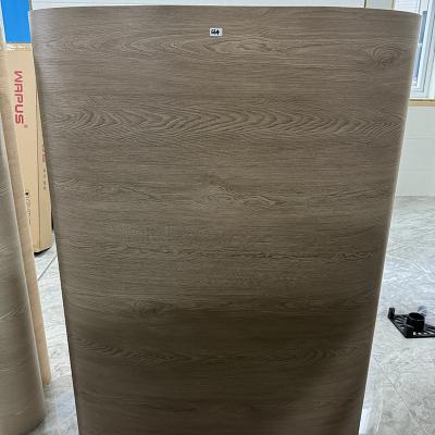 China Envase de vinilo autoadhesivo para muebles, decoración de paredes 1.22x50m Texturas de grano de madera Rollo de película de PVC extraíble en venta