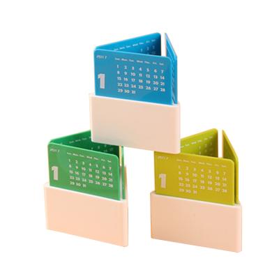 China Promotion/school/office wholesale fashion pen holder useful advent 2020 desk calendar for sale