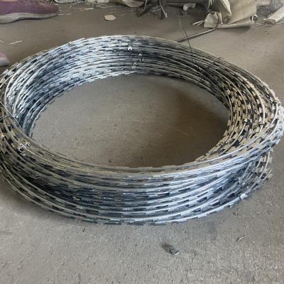 China Low Price BTO-22 PVC Coated Concertina Razor Barbed Wire / Barbed Wire 2