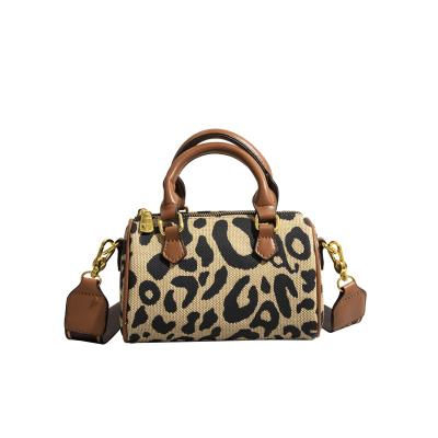 China 2021 designer fashion daily life leopard weekender bag handbag for ladies tote bag women shoulder bag for sale