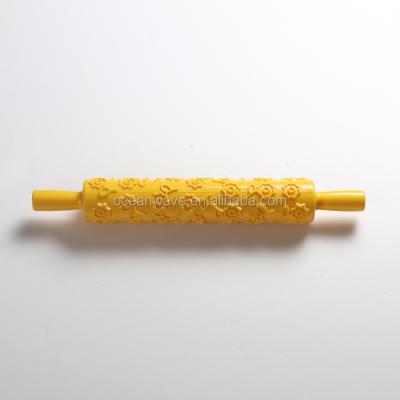 China Non-Stick Embossed Plastic Rolling Pin Fondant Viable Kitchen Decorating Dough Roller for sale