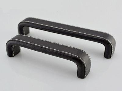 China Botones elegantes arqueados cuadrado del aparador de los muebles de las manijas de las tiras de cuero de aluminio de cuero negras de la cubierta en venta