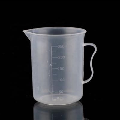 China 250ml Lab Test Lab PP Measuring Cup Plastic Measuring Beaker With Handle for sale