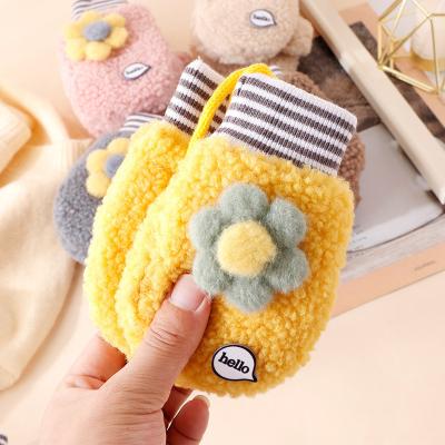 China Hongwin Free Sample Carton Hot Selling Free Sample Baby Teething Mitt Baby Teething Glove for sale