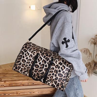 China New fashion sports gym fashionable leather travel bag large capacity waterproof short distance hand travel bag for sale