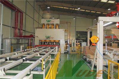 China Máquina estratificada da produção do revestimento do automóvel, máquina de estratificação do MDF da única camada à venda