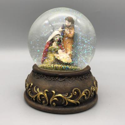 China Western Indoor Christmas Decoration Polyresin Nativity Figurine Water Globe Resin Saint Family Decorative Snow Globe for sale