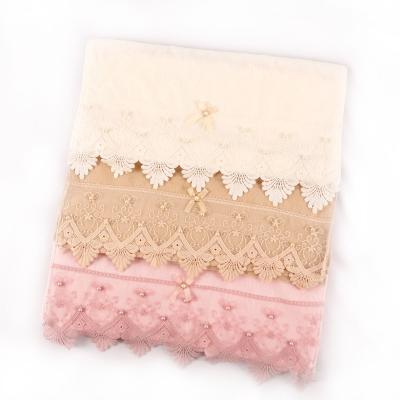 China Custom Beautiful Soft Wedding Guest Sourvenir Lace MOLLE Bath Towel With Gift Box for sale