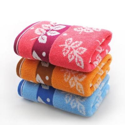 China Disposable Yarn Dyed Jacquard Leaf Design Light Color Towel Set High Quality for sale