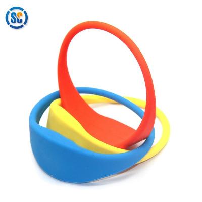 China Waterproof/waterproof in TK4100/EM4100/Mifa 1K silicone proximity wristband access control contactless rfid wristband for sale